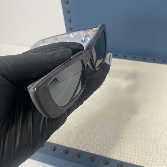 💯- New 🔥🔥GUCCI Acetate Rectangular GG0516S Sunglasses Grey Gold - Picture 14 of 17